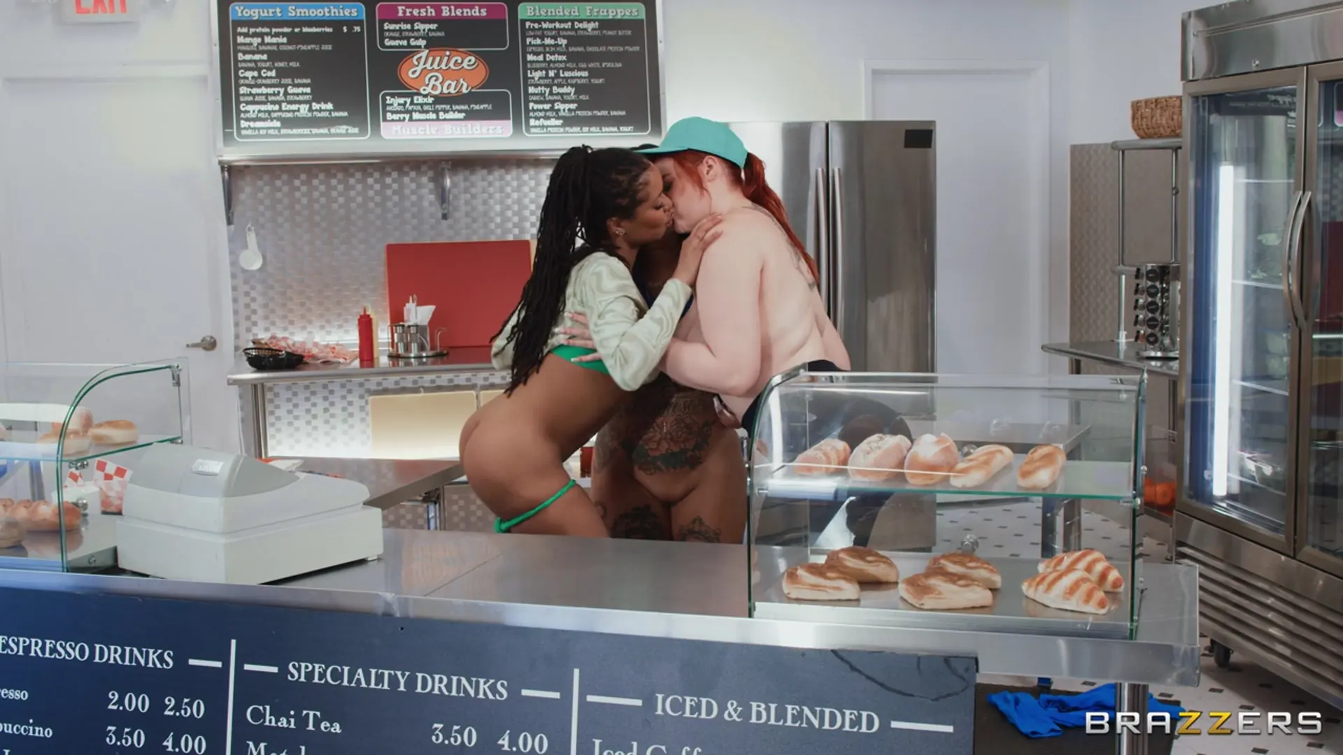 Kira Noir - Pelea y follada en comida rápida | Picture (16)