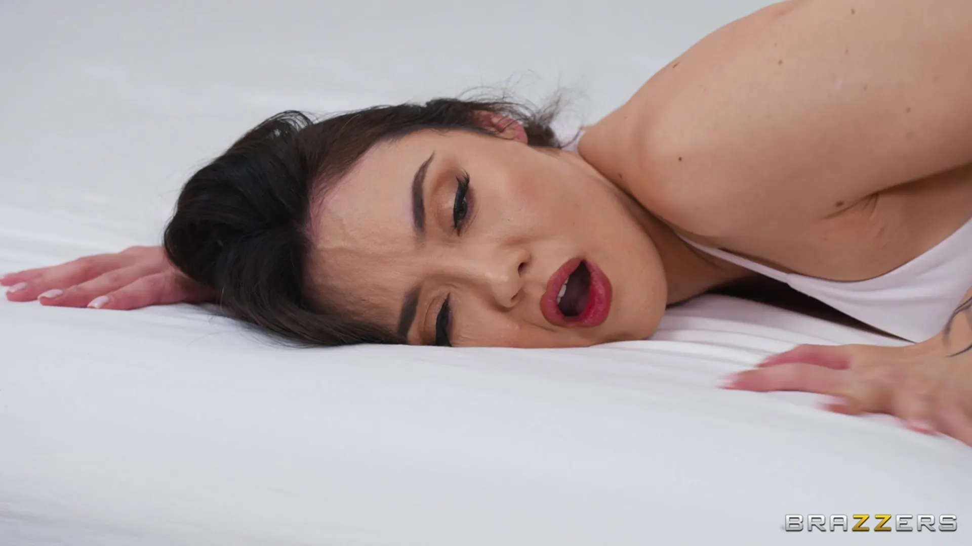 Catherine Knight - Sneakily Stretching Her Pussy | Picture (2)