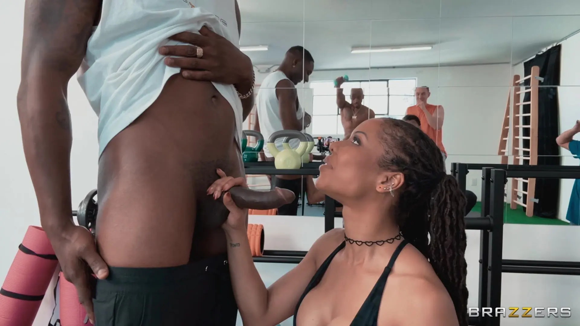 Kira Noir - Influencer de fitness se enfrenta a los hermanos del gimnasio | Picture (2)