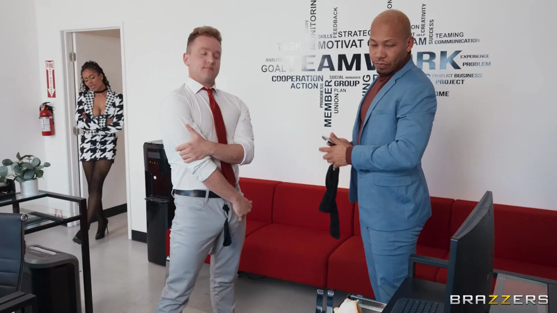 Kira Noir - Many Holes To Fill | Picture (8)