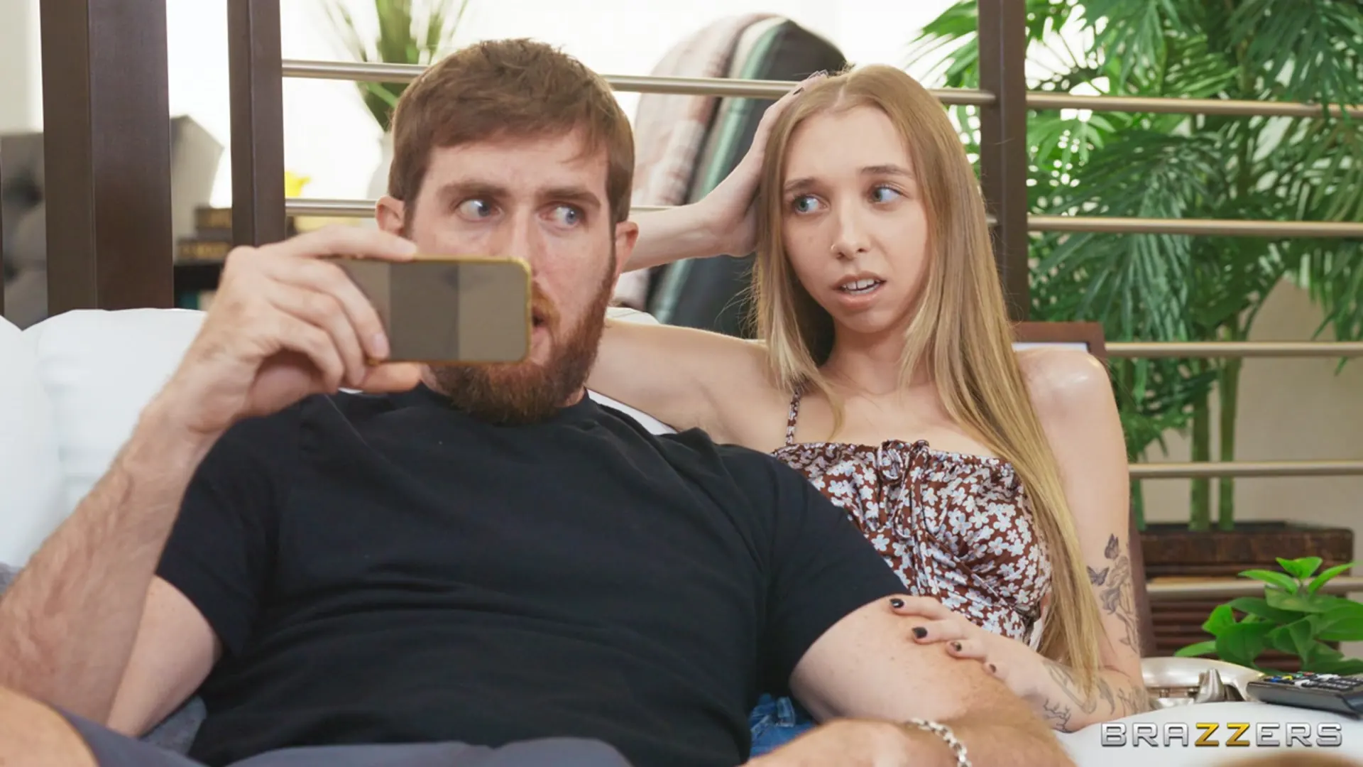 Myra Moans - Da una vuelta sobre la polla de su compañera de piso | Picture (4)