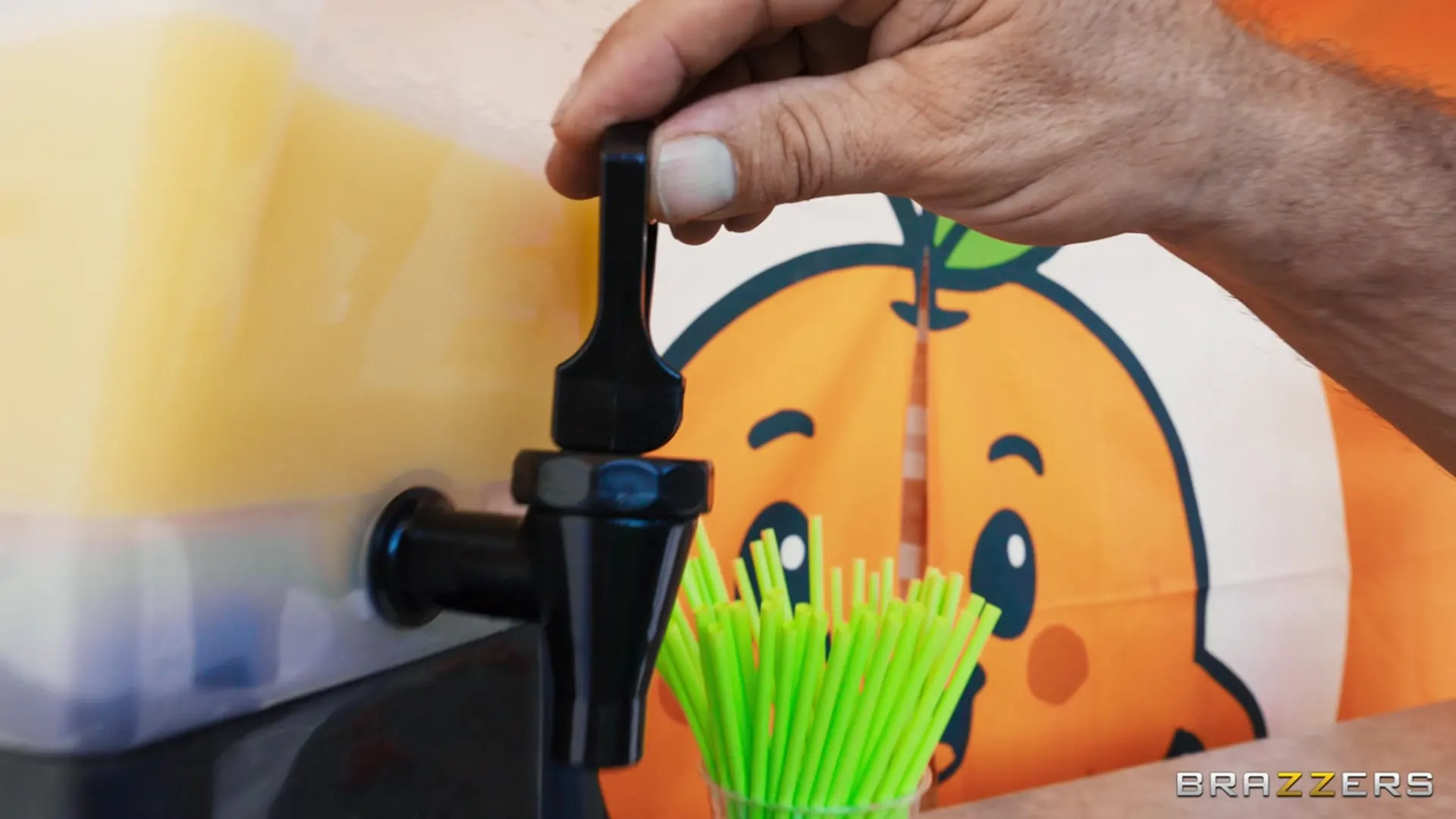 Nikki Nicole - La gran grada naranja O | Picture (1)