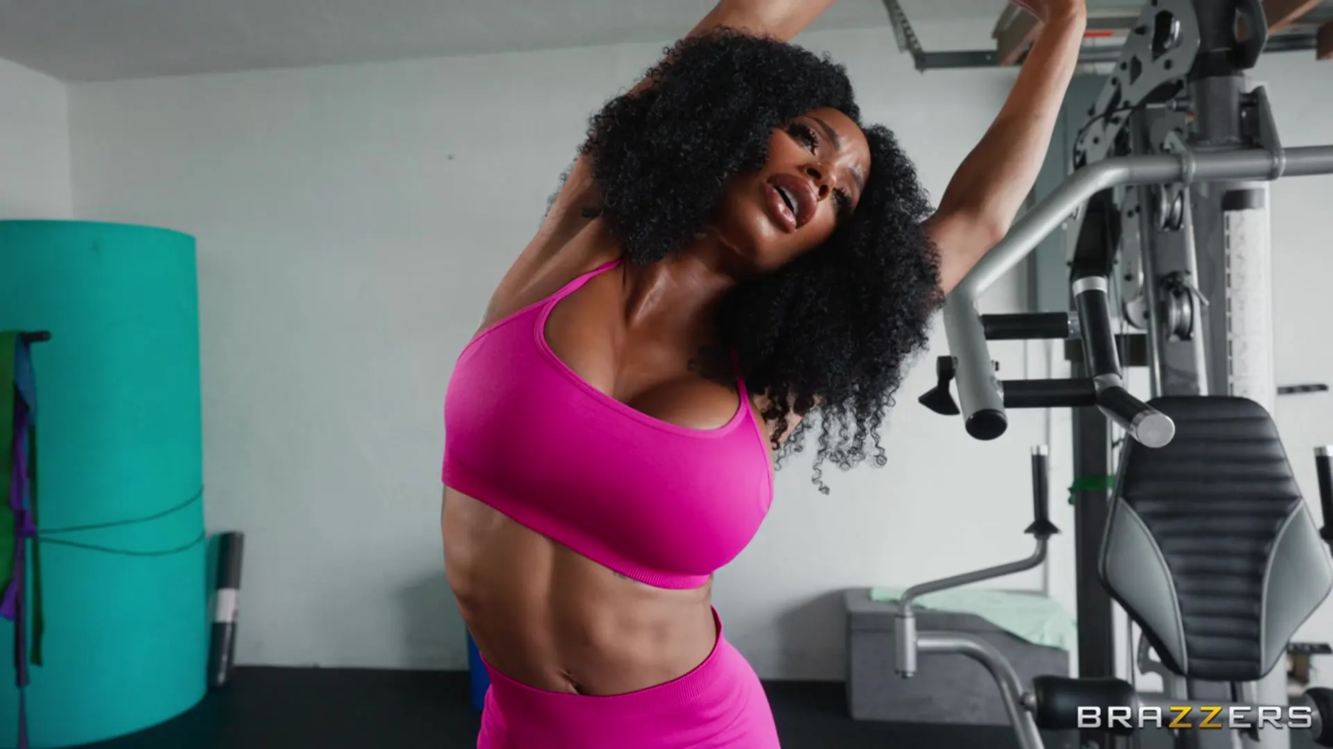 Sarai Minx - Corre, entra en esta milf | Picture (1)