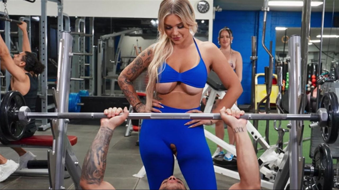Gym Sluts Put On A Public Show
