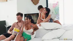 Carolina Guerrero - Sniffing Out The Sneaky Scrunchie | Picture (12)