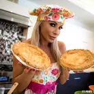 Robbin Banx in 'Welcum To The Neighborhood'