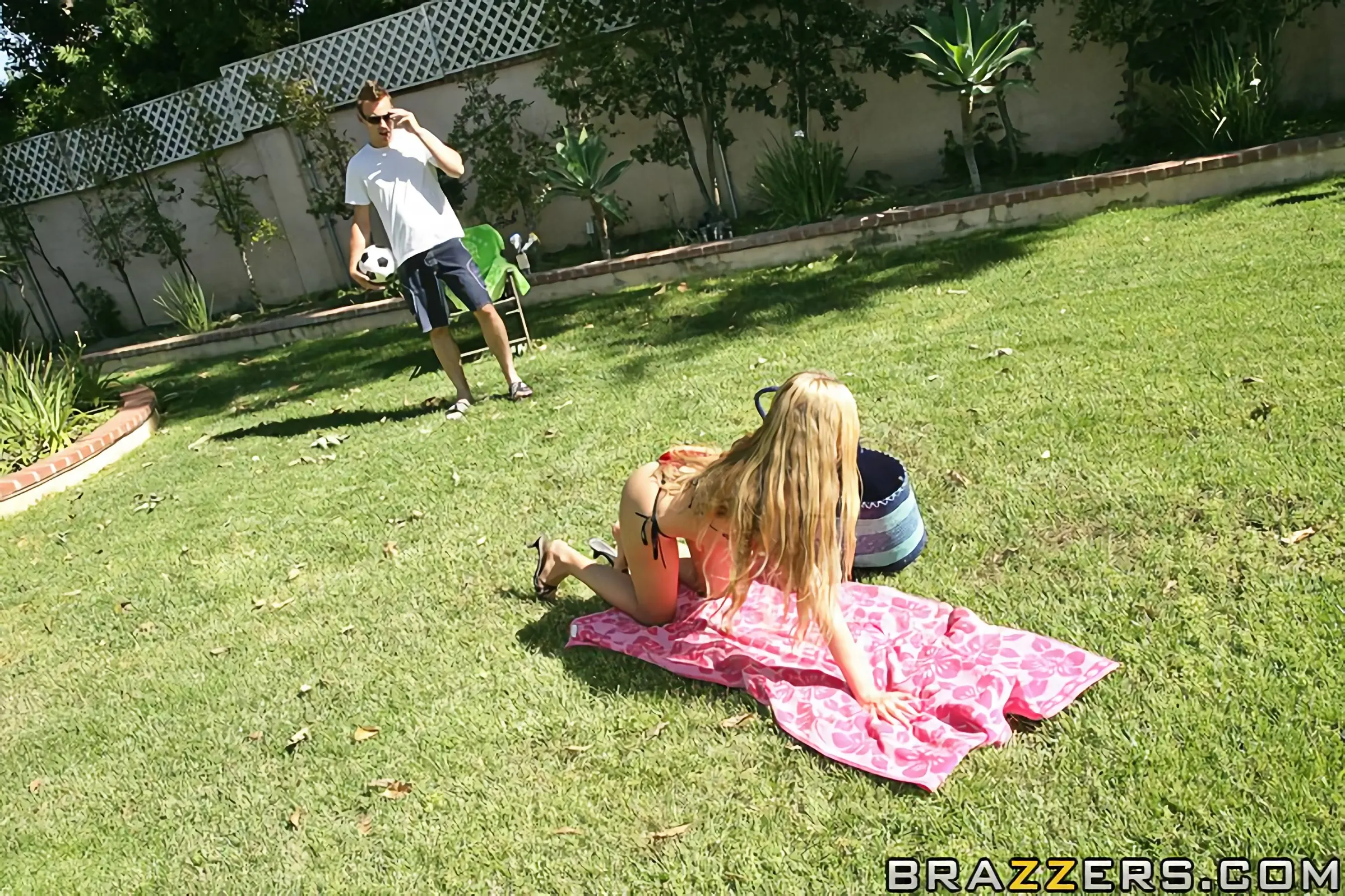 Larin Lane - Gran culo en el sol | Picture (4)