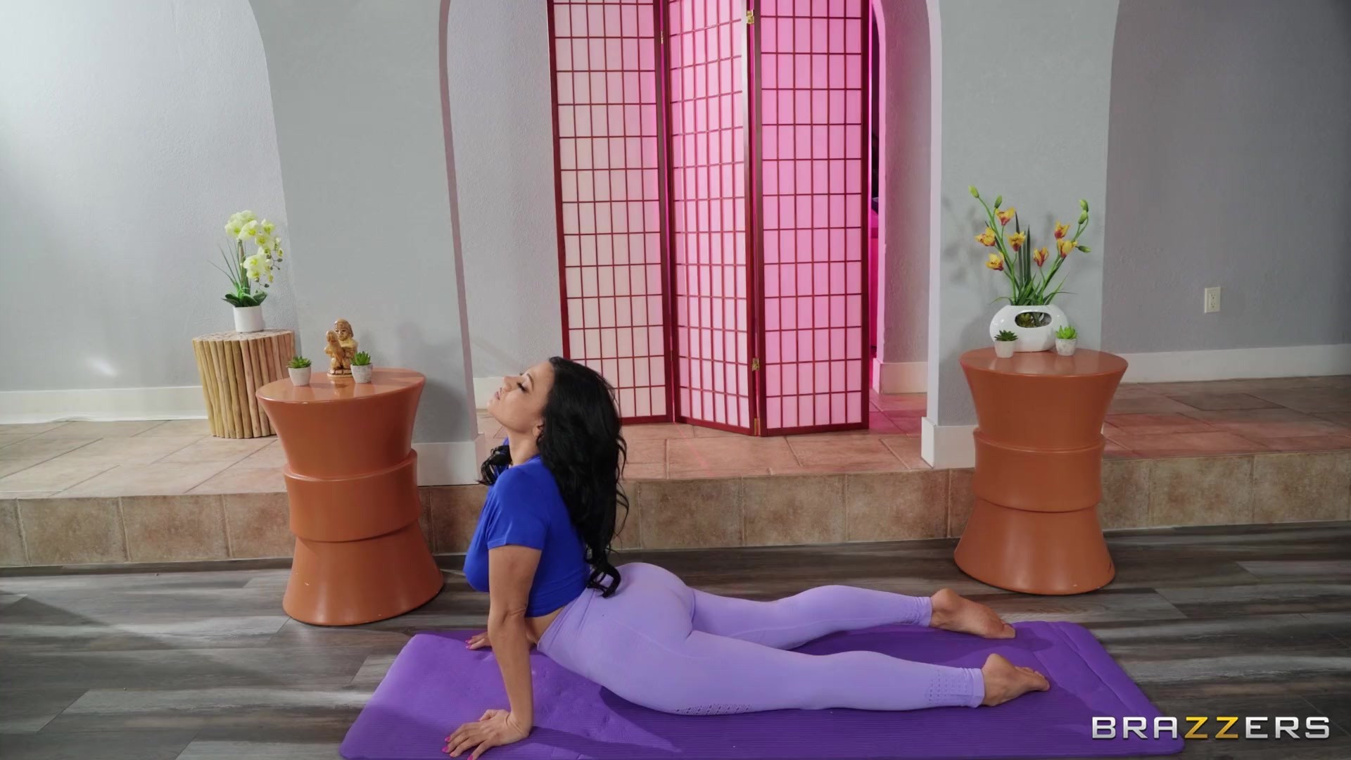 Hacer yoga con mona
