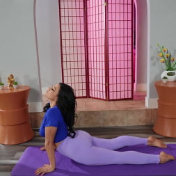 Hacer yoga con mona